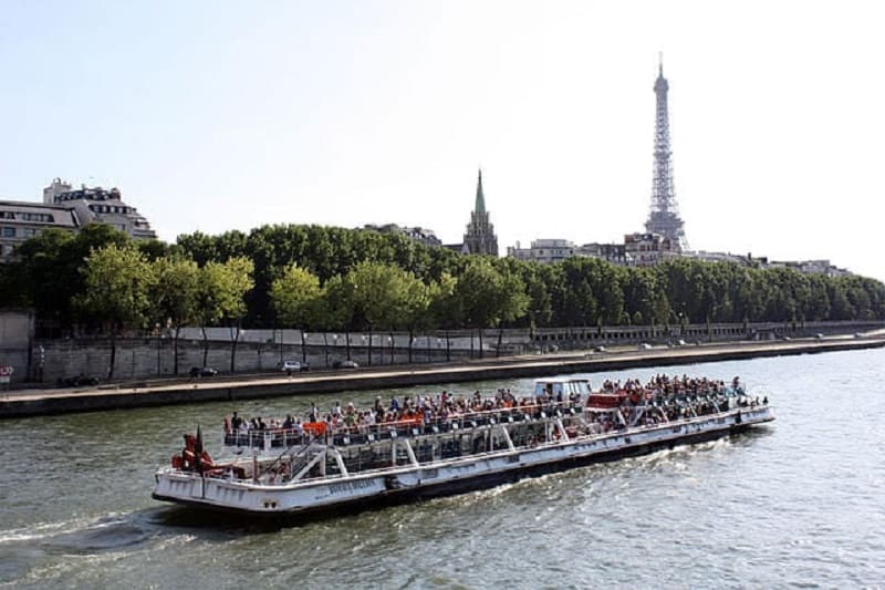 Bateaux Mouches Seine cruise river Paris France