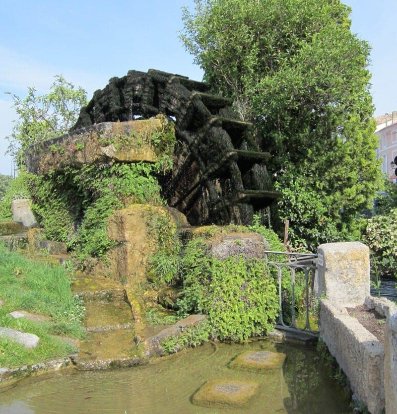 L'Isle-sur-la-Sorgue Sunday market Isle sur la Sorgue Provence makerts antiques Luberon