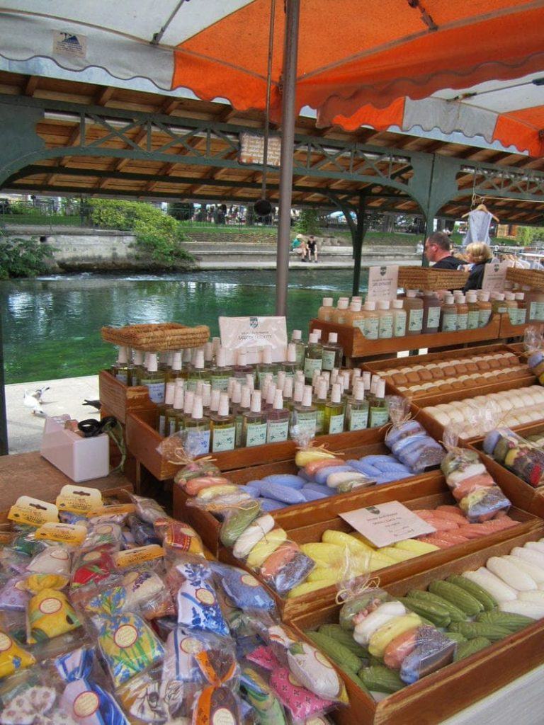 L'Isle-sur-la-Sorgue Sunday market Isle sur la Sorgue Provence makerts antiques Luberon