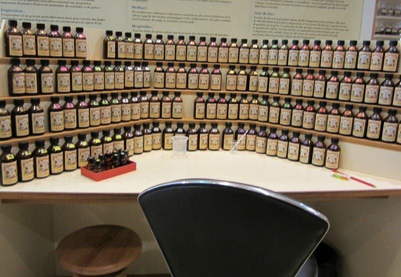 [Obrazek: Galimard-perfumer-desk.jpg]