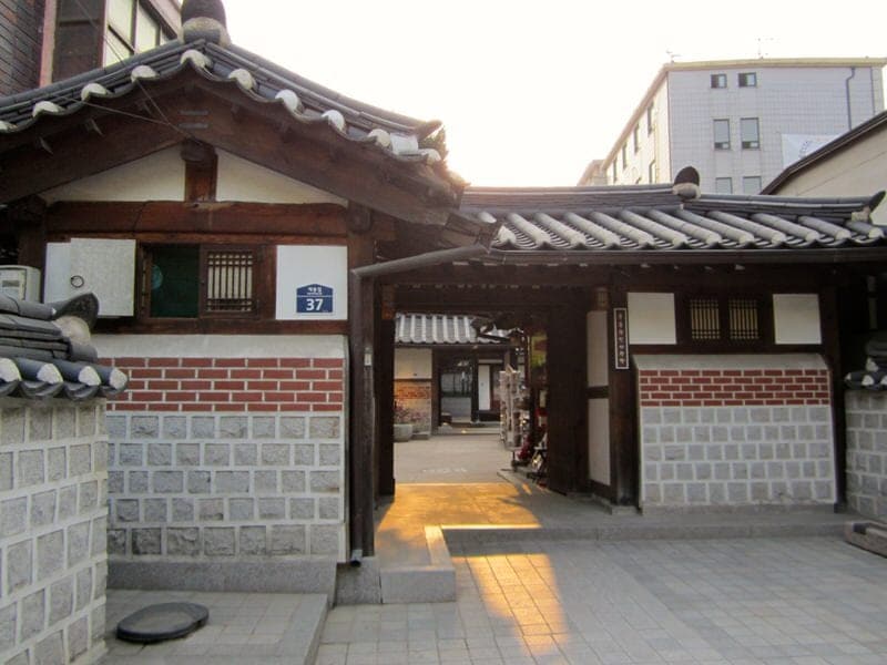 hanok houses in Seoul South Korea Bukchon