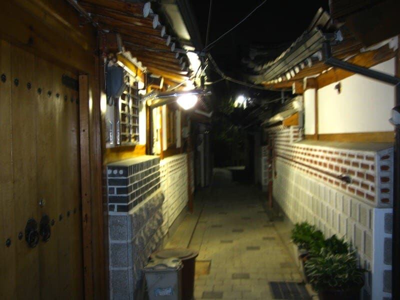 hanok houses in Seoul South Korea Bukchon