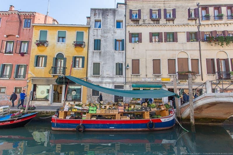 https://independenttravelcats.com/wp-content/uploads/2016/01/Floating-market-by-boxing-bridge-context-tour-Venice_by_Laurence-Norah.jpg